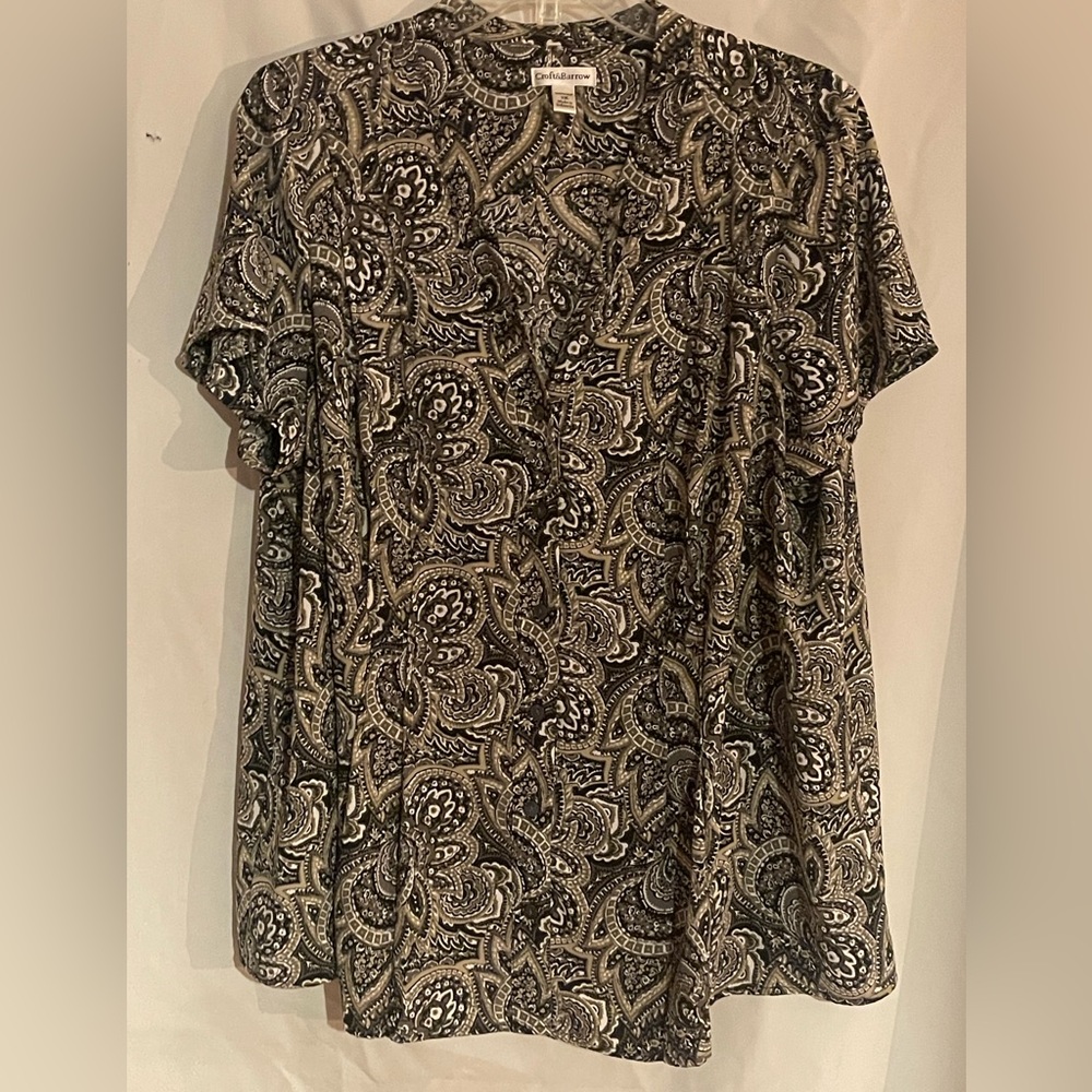 Croft&Barrow Black Tan and Black Short Sleeve Pleated Button